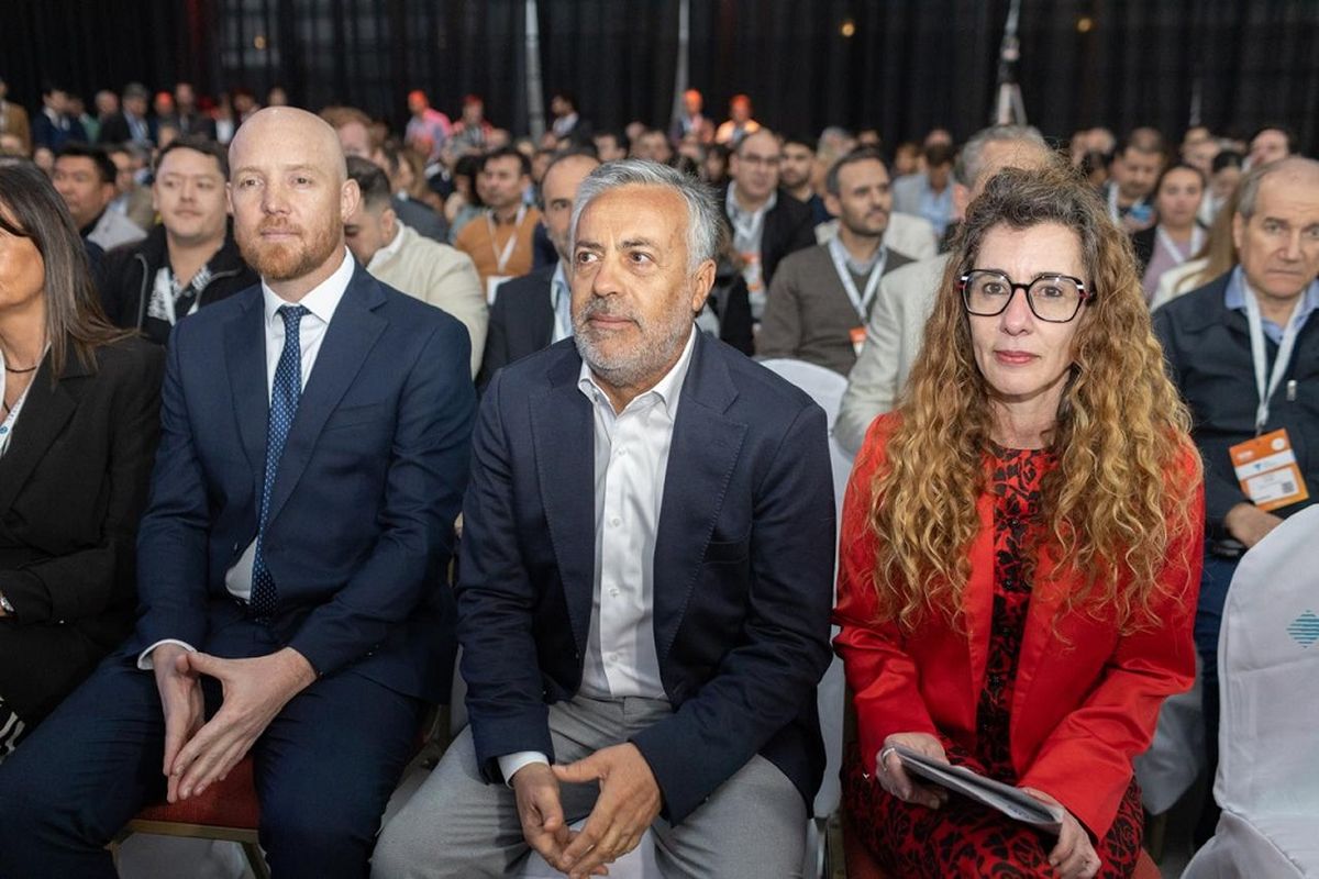 El intendente Allasino y Alfredo Cornejo acordaron el traslado del Puerto Seco al polo logístico que se ubicará en la Ruta 7. El intendente Allasino y Alfredo Cornejo acordaron el traslado del Puerto Seco al polo logístico que se ubicará en la Ruta 7.