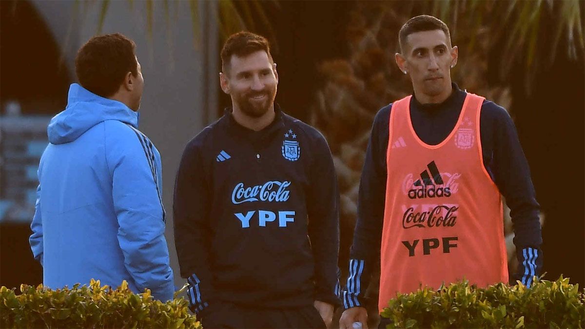 Lionel Messi y el Fideo Di María, durante la práctica de la Selección argentina de este martes.