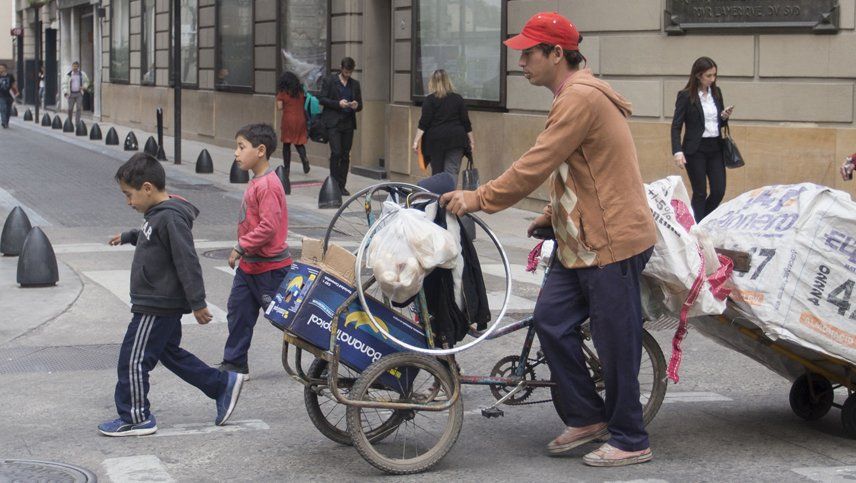 La pobreza en Argentina aumentó del 32% al 35% en lo que va del año