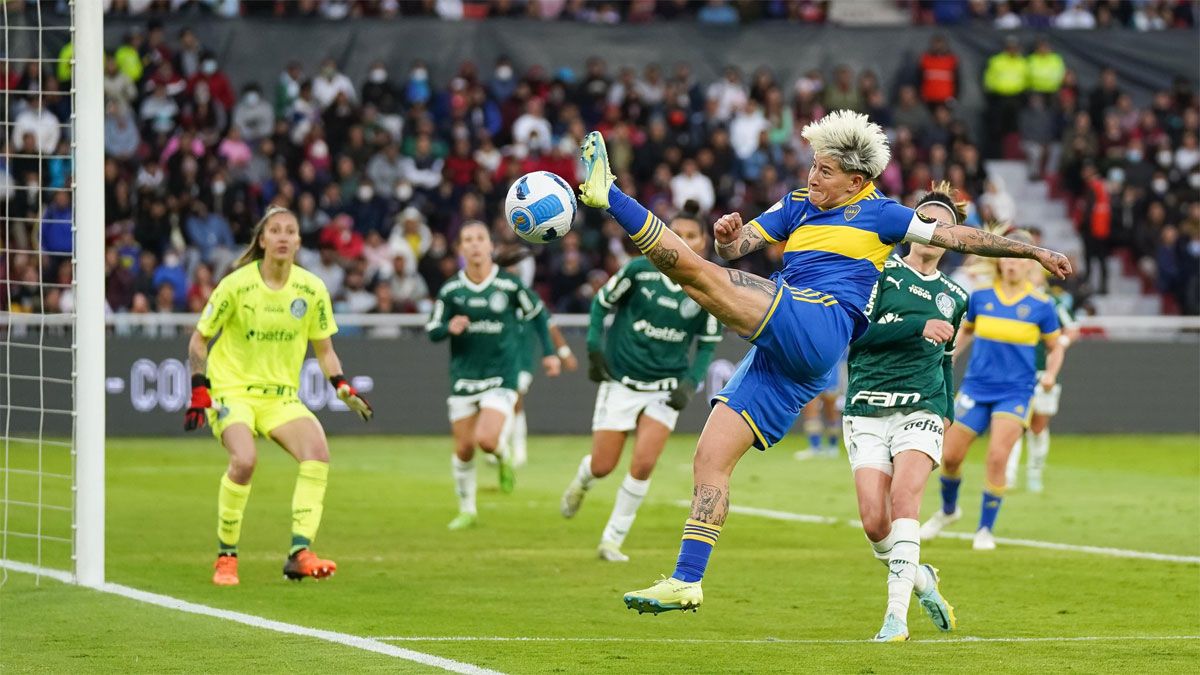 La goleadora Yamila Rodriguez, de Boca, en plena acción ante Palmeiras, en la final de la Copa Libertadores femenina.