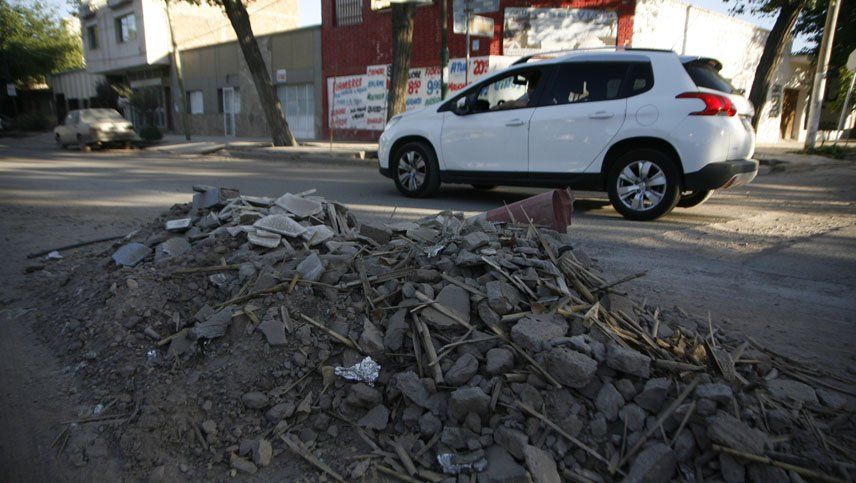 Vecinos de Dorrego se quejan por los pozos y escombros en Adolfo Calle
