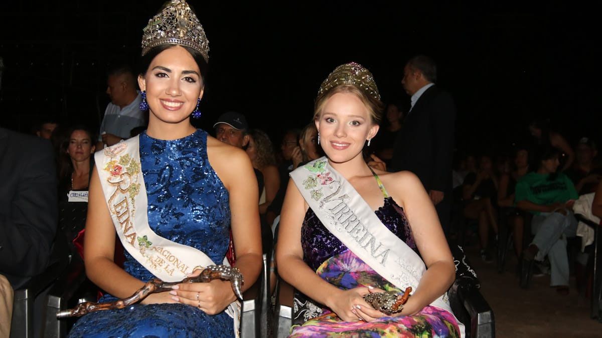 La diferencia de estatura ya no importa en el reglamento vendimial. Sin embargo, al menos Luján y Lavalle lo siguen imponiendo. Aquí, la santarrosina Natasha Sánchez y la maipucina Giuliana Pilot, soberanas nacionales 2022. La diferencia de estatura ya no importa en el reglamento vendimial. Sin embargo, al menos Luján y Lavalle lo siguen imponiendo. Aquí, la santarrosina Natasha Sánchez y la maipucina Giuliana Pilot, soberanas nacionales 2022.