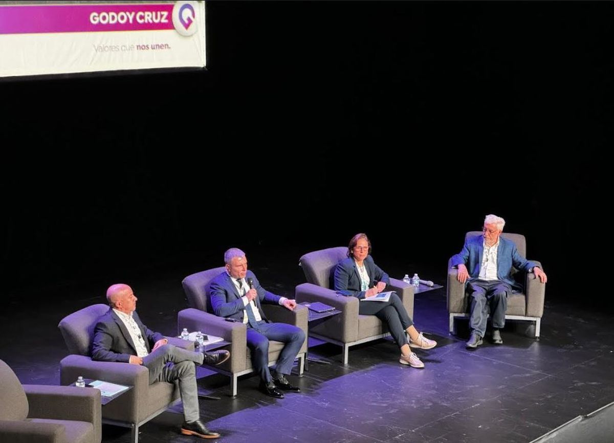 Diego Costarelli expuso en Guadalajara el "modelo Godoy Cruz". Diego Costarelli expuso en Guadalajara el "modelo Godoy Cruz".