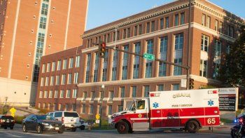 Un cirujano infectado de ébola llegó a Nebraska para seguir su tratamiento