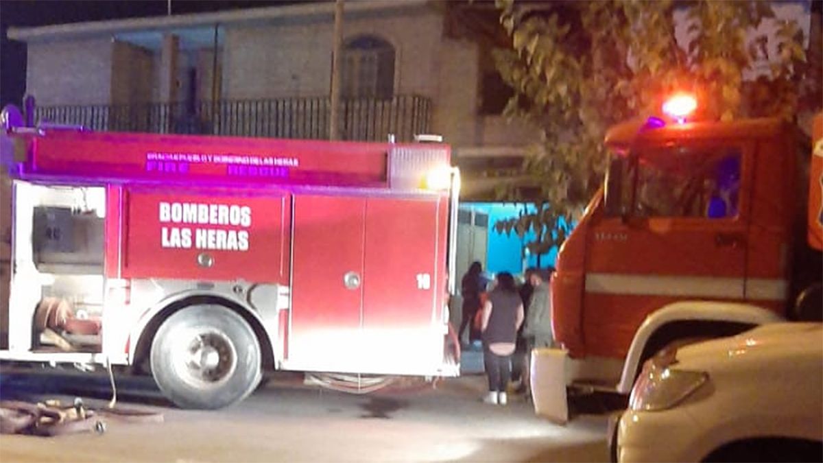 Los Bomberos de Las Heras y del Cuartel Central acudieron este martes a la noche a un incendio en El Algarrobal