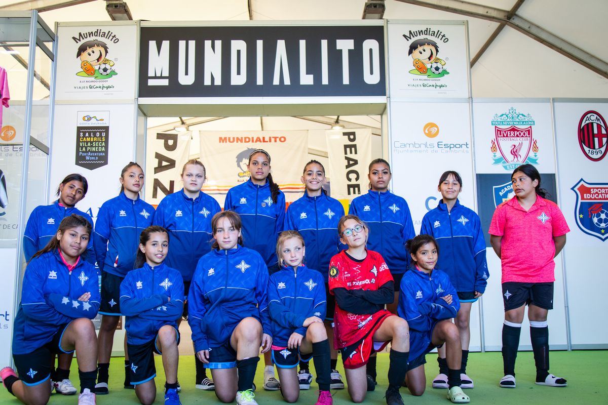 Orgullosas. Las chicas de Argentino y se entrenadora Iavana Irusta en el Mundialito de España.