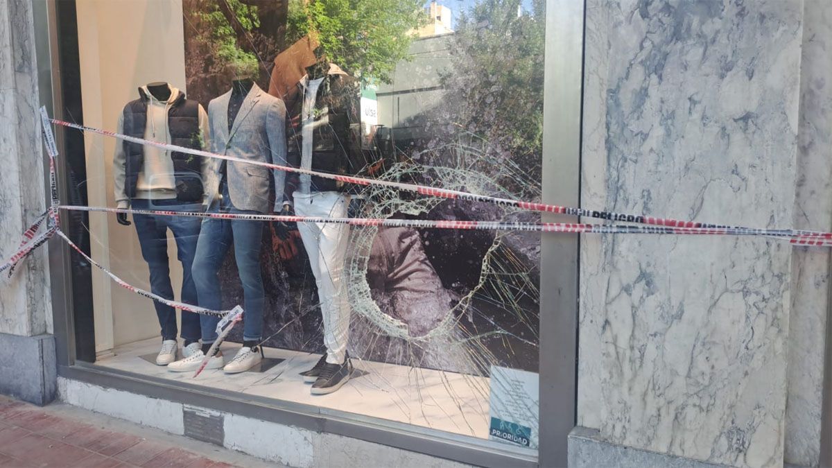 Los ladrones reventaron la vidriera para entrar y robar varias prendas de vestir. Los ladrones reventaron la vidriera para entrar y robar varias prendas de vestir.