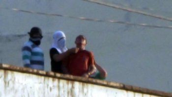 Decapitaron a un preso en un motín y arrojaron su cabeza a la calle