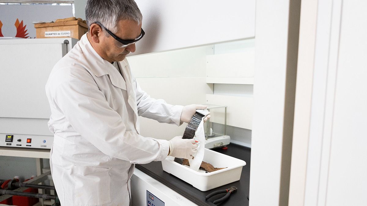 Mario Rodríguez explicó que primero hay que hacer una clasificación de pilas y baterías, separarlas por forma, tamaño y composición. Mario Rodríguez explicó que primero hay que hacer una clasificación de pilas y baterías, separarlas por forma, tamaño y composición.