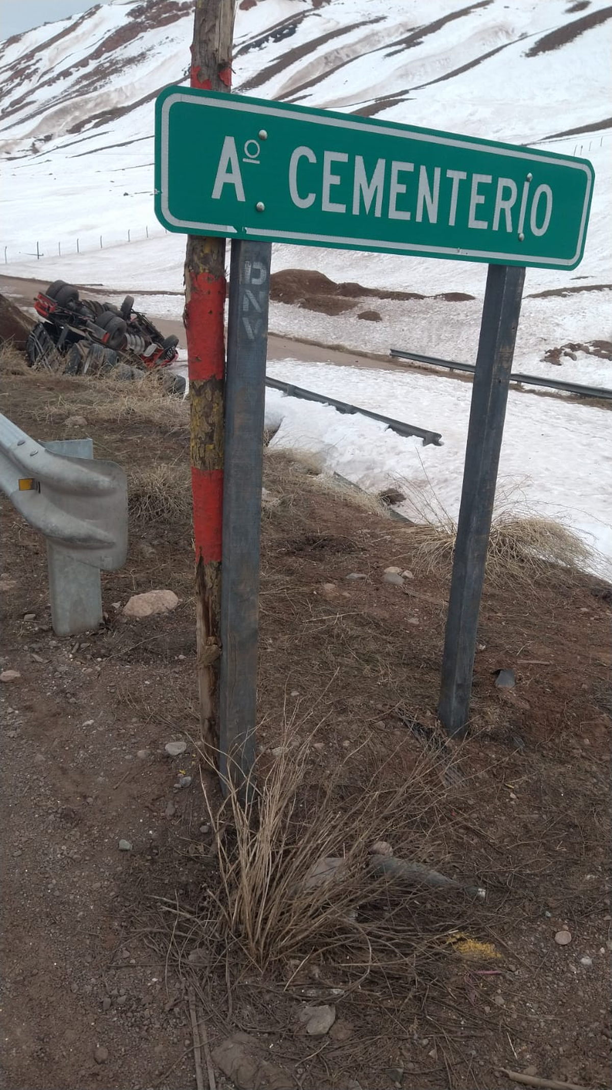 Junto al arroyo Cementerio se produjo el vuelco con el camionero herido. Junto al arroyo Cementerio se produjo el vuelco con el camionero herido.
