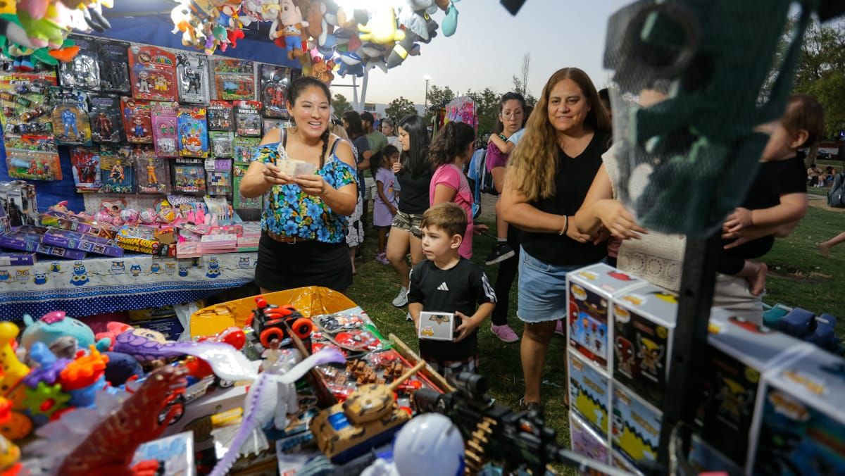 Juguetes para regalar y aptos para todos los bolsillos en la Feria del Juguete, ubicada en el Predio de la Virgen, de Guaymallén.