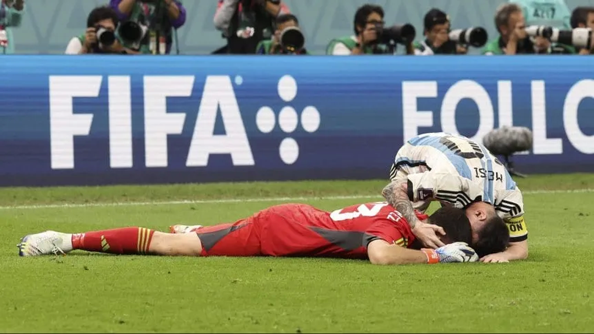Lionel Messi saluda emocionado al Dibu Martínez tras la victoria ante Países Bajos.