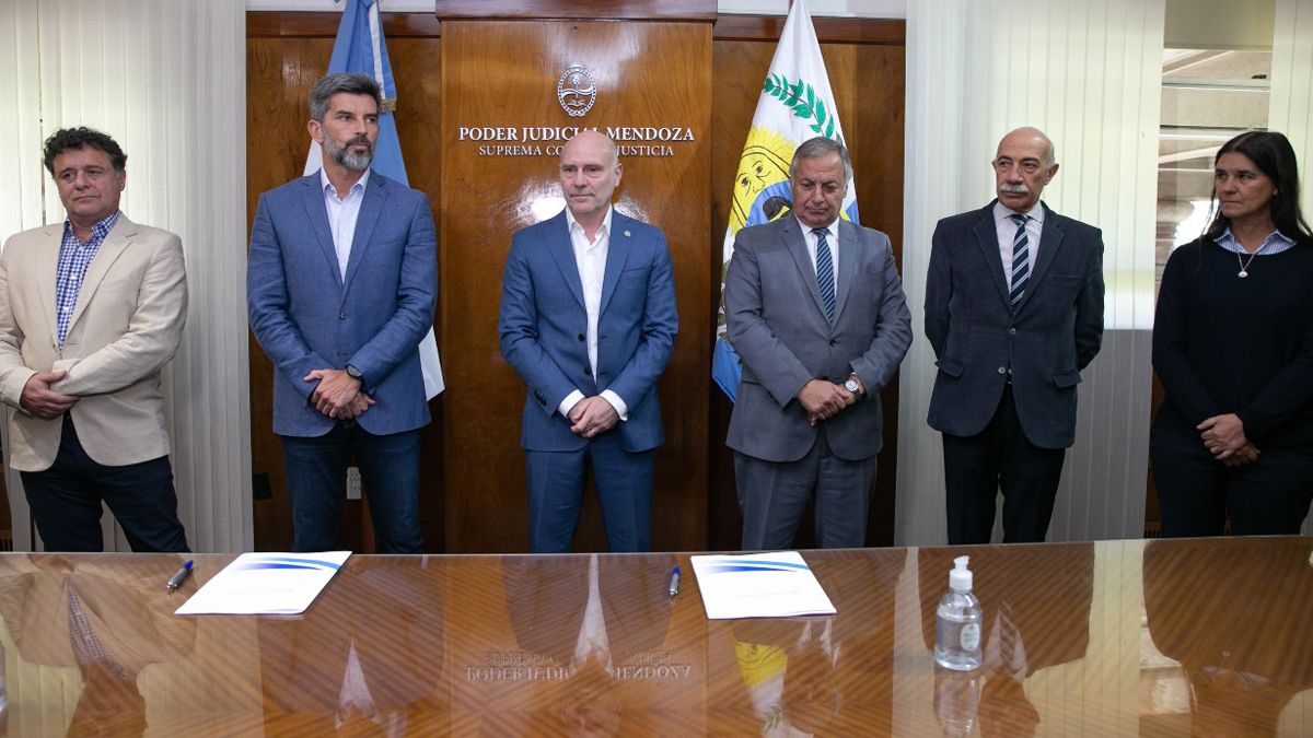 Omar Palermo, Ulpiano Suarez, Dalmiro Garay, Alejandro Gullé, José Valerio y Teresa Day durante el convenio para que imputados por delitos menores realicen trabajo comunitario.