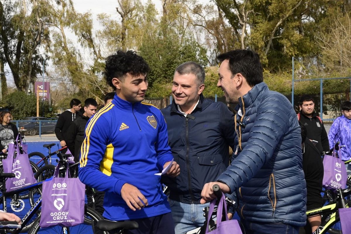 El actual intendente Diego Costarelli participó el año pasado en la entrega de bicicletas por parte de quien presidía el municipio de Godoy Cruz, Tadeo García Zalazar, actual ministro de Educación de Mendoza. El actual intendente Diego Costarelli participó el año pasado en la entrega de bicicletas por parte de quien presidía el municipio de Godoy Cruz, Tadeo García Zalazar, actual ministro de Educación de Mendoza.