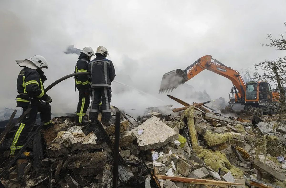 Rescatistas ucranianos tras un ataque ruso en un pueblo cerca de Kiev. Crédito: EFE/EPA/Sergey Dolzhenko. Rescatistas ucranianos tras un ataque ruso en un pueblo cerca de Kiev. Crédito: EFE/EPA/Sergey Dolzhenko.