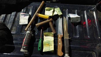 Balearon a un hombre y secuestraron armas en un colectivo con barrabravas del Tomba
