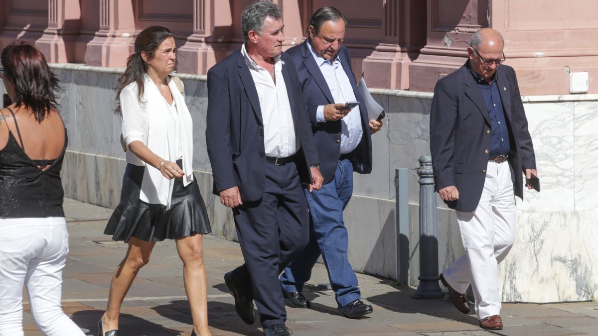 Los integrantes de la Mesa de Enlace Eloisa Frederking (SRA), el mendocino Carlos Achetoni (FAA) y Carlos Castagnani (CRA) (derecha) al retirarse de la Casa Rosada tras la reunión mantenida con el ministro Luis Caputo. Los integrantes de la Mesa de Enlace Eloisa Frederking (SRA), el mendocino Carlos Achetoni (FAA) y Carlos Castagnani (CRA) (derecha) al retirarse de la Casa Rosada tras la reunión mantenida con el ministro Luis Caputo.