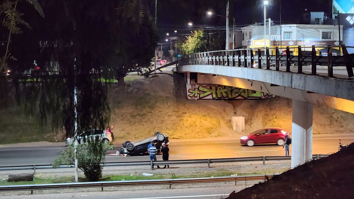Por esquivar a un perro, este Peugeot sufrió un vuelvo tras pasar bajo el puente de calle Lamadrid, sobre Acceso Sur, en Dorrego.