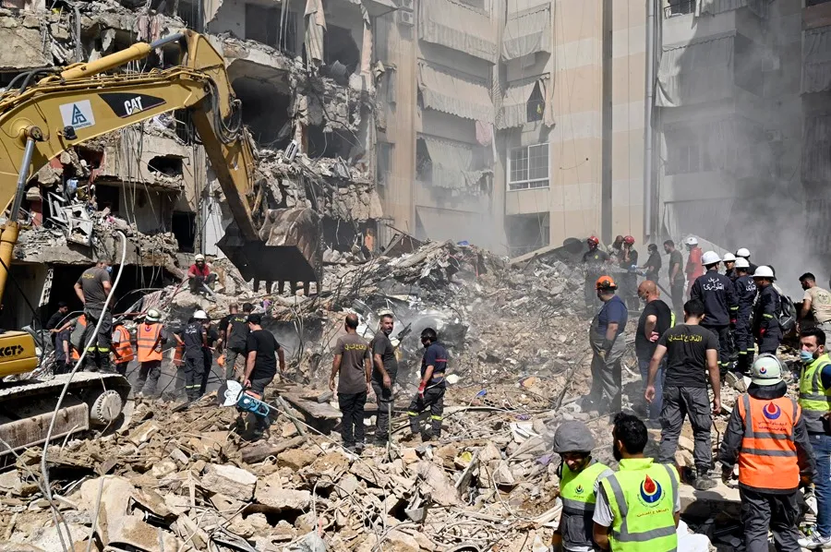 Equipos de emergencias en la zona en la que ayer viernes se produjo un ataque en Beirut. Crédito: EFE/EPA/Wael Hamzeh.