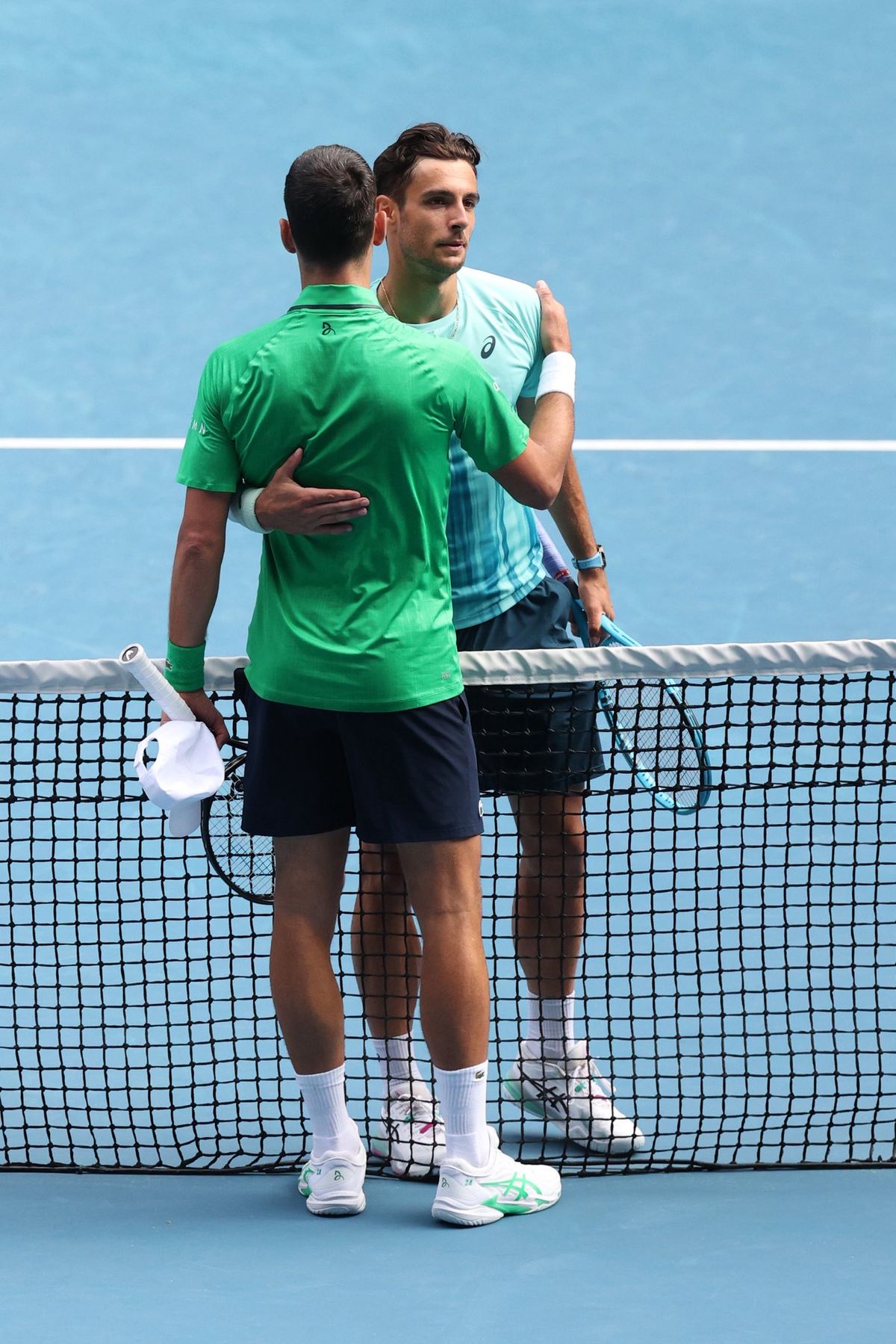 Lorenzo Musetti abandon&oacute; y Novak Djokovic jugar&aacute; semifinales del Abierto de Australia frente a Jannik Sinner.