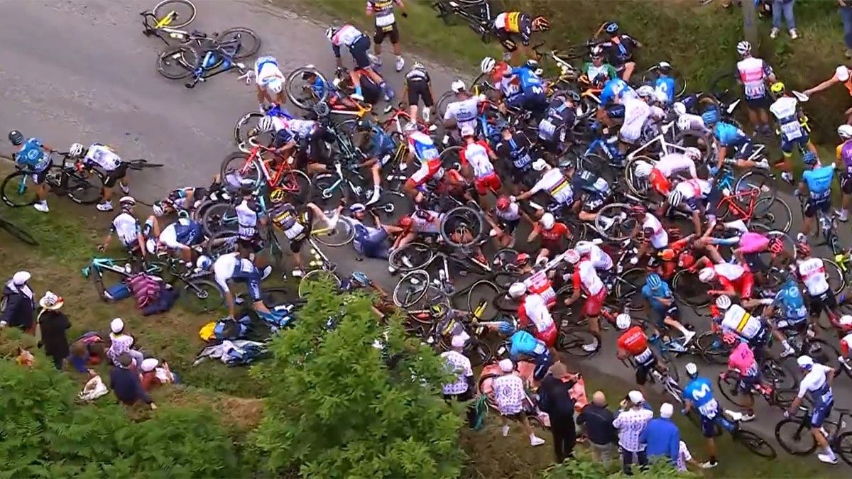 Tour de Francia: una aficionada provocó una masiva caída de ciclistas