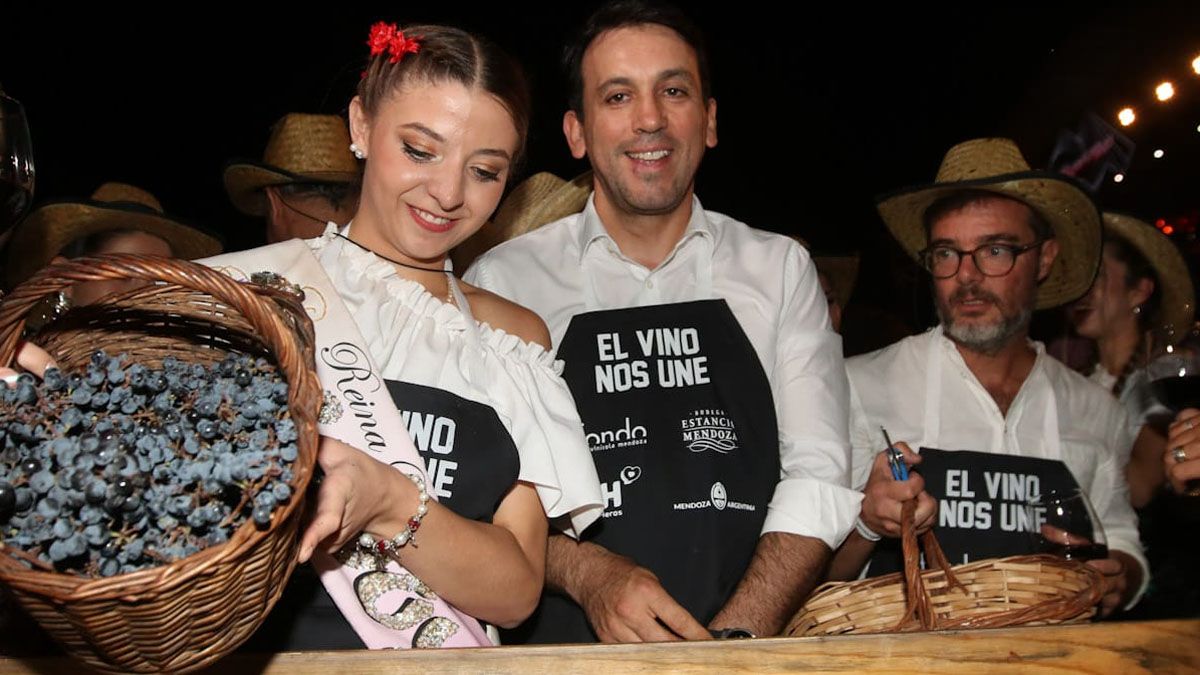 Tadeo García Zalazar, intendente de Godoy Cruz, cosechó uvas junto a su reina Mariana Gantus.