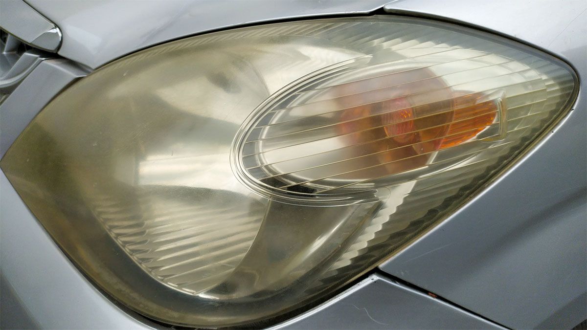 Limpiar las ópticas del auto es vital para recuperar el brillo original. Limpiar las ópticas del auto es vital para recuperar el brillo original.