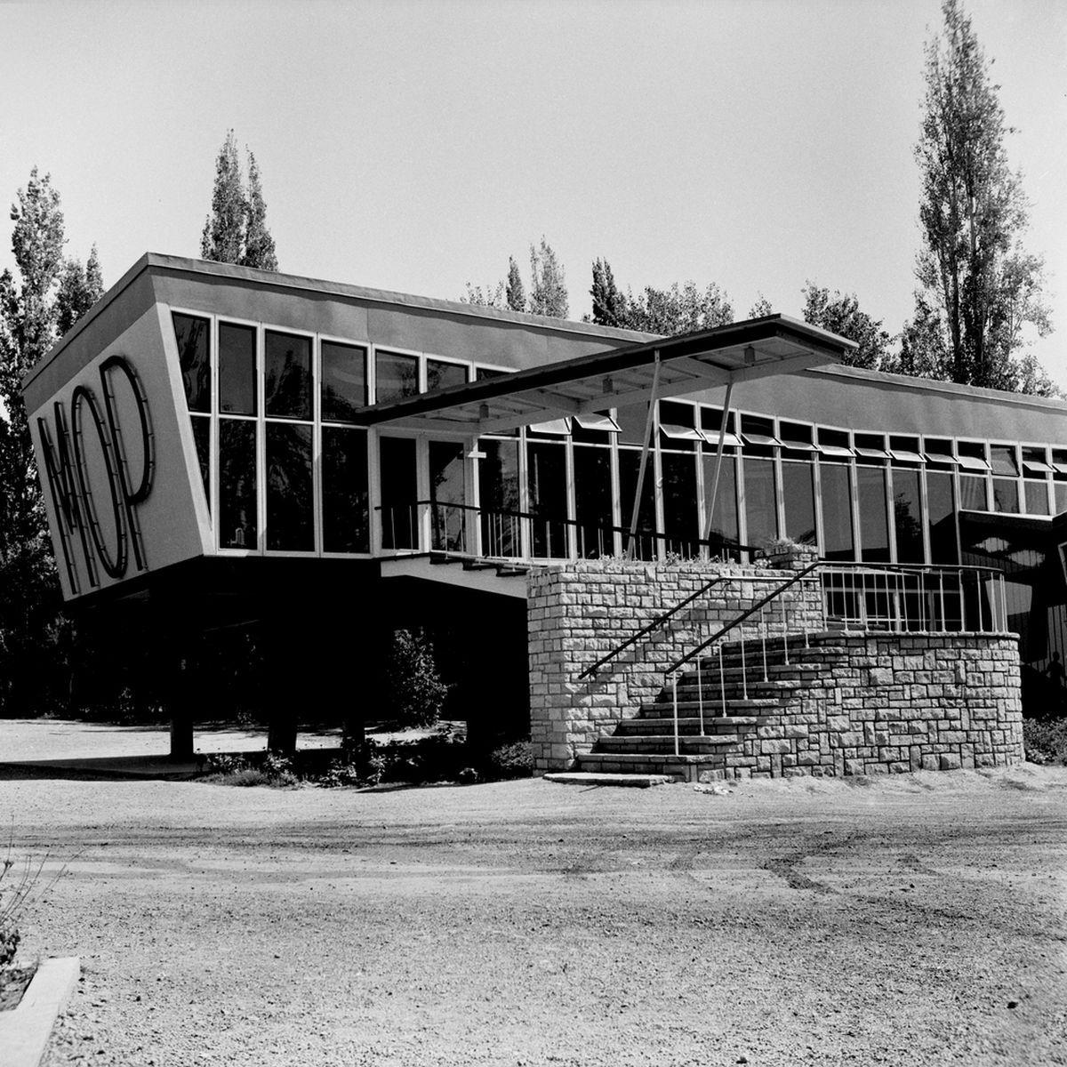 Esta foto de Sameer Makarius revela una nueva vista del inmueble que se levantó en 1953 para la feria y donde ahora funciona una dependencia policial. Esta foto de Sameer Makarius revela una nueva vista del inmueble que se levantó en 1953 para la feria y donde ahora funciona una dependencia policial.