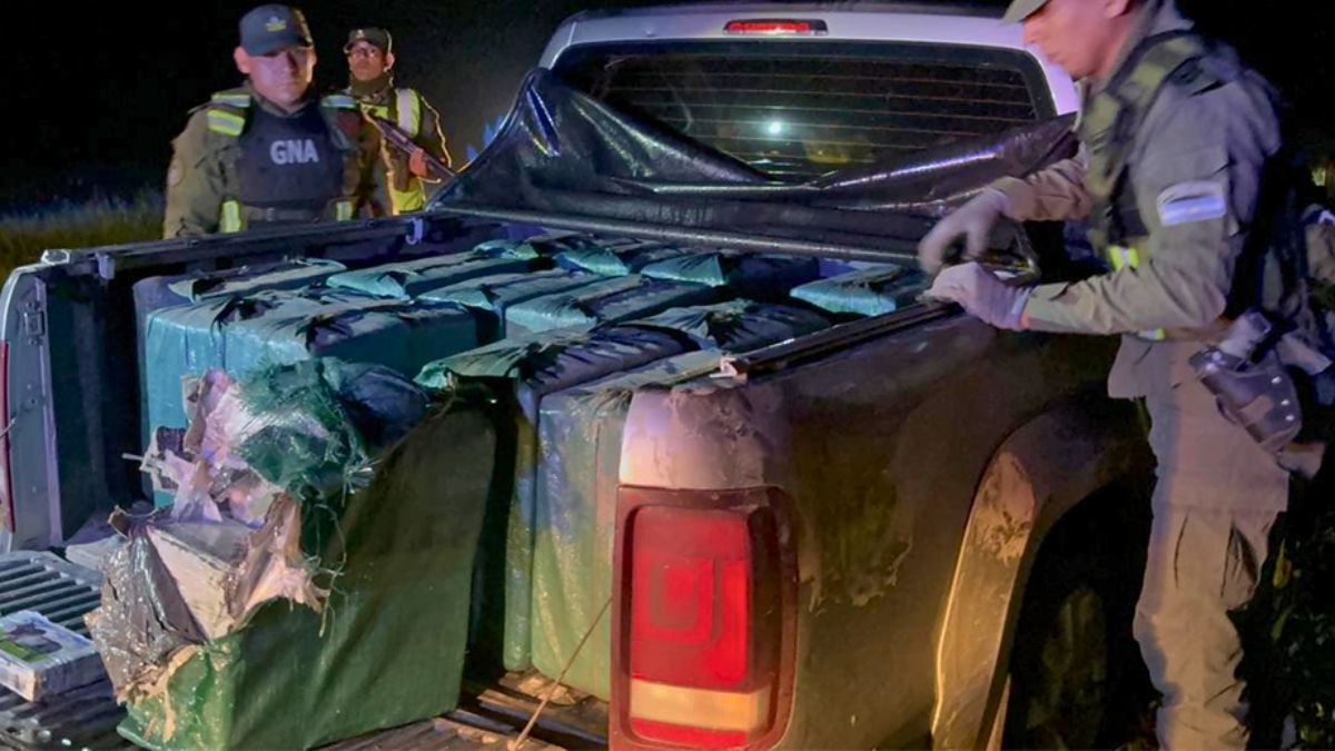La cocaína estaba a bordo de una camioneta. La cocaína estaba a bordo de una camioneta.