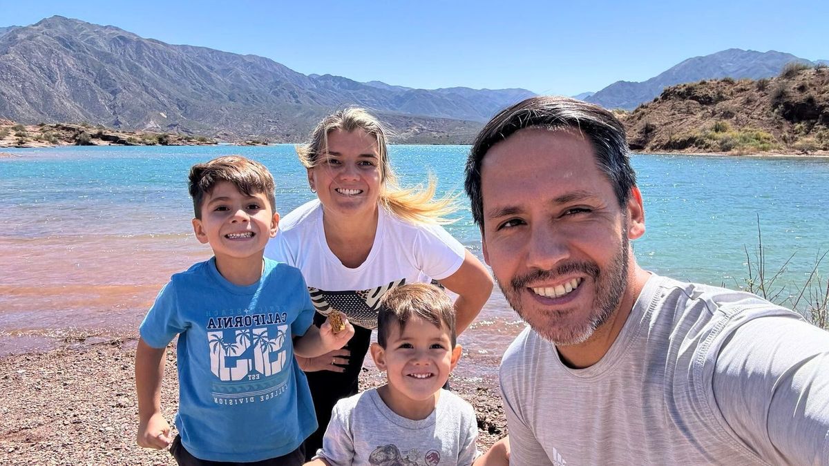 Familia feliz. Anabella y Diego junto a Pedro y Simón, sus hijos. Familia feliz. Anabella y Diego junto a Pedro y Simón, sus hijos.