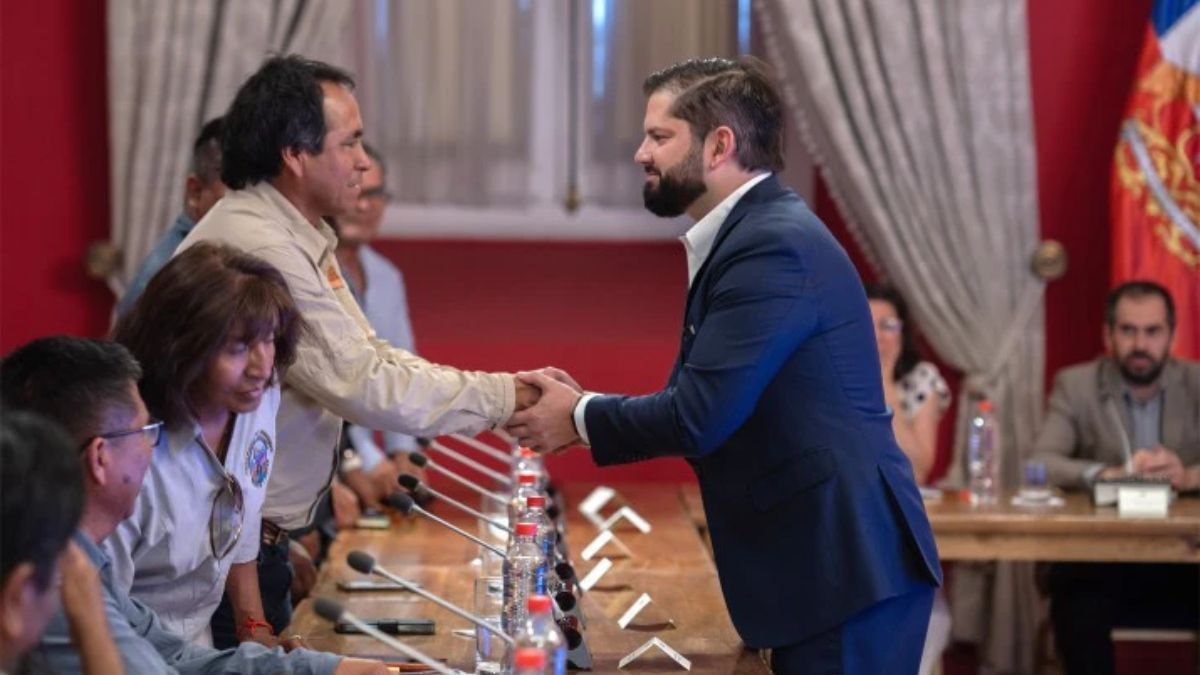 El presidente de Chile Gabriel Boric se reunió con el Consejo de Pueblos Atacameños en diciembre de 2024 para escuchar sus inquietudes en torno a la Estrategia Nacional del Litio en los salares del desierto de Atacama, ricos en este material (Foto: Ximena Navarro)