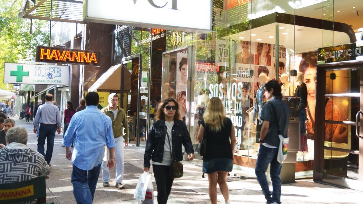 Los comerciantes del microcentro trabajarán mediodía este jueves feriado, aprovechando el movimiento de turistas. Los comerciantes del microcentro trabajarán mediodía este jueves feriado, aprovechando el movimiento de turistas.