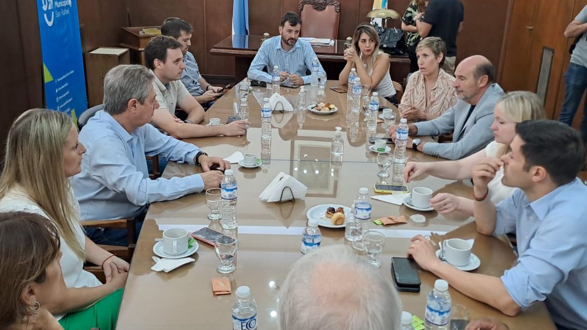 Omar Félix junto a funcionarios de la Comuna de San Rafael dialogan con la viciegobernadora Hebe Casado, y los ministros Rodolfo Vargas Arizu y Jimena Latorre (en frente). Omar Félix junto a funcionarios de la Comuna de San Rafael dialogan con la viciegobernadora Hebe Casado, y los ministros Rodolfo Vargas Arizu y Jimena Latorre (en frente).