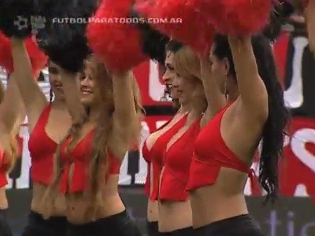 Las chicas le ponen el pecho a la Lepra