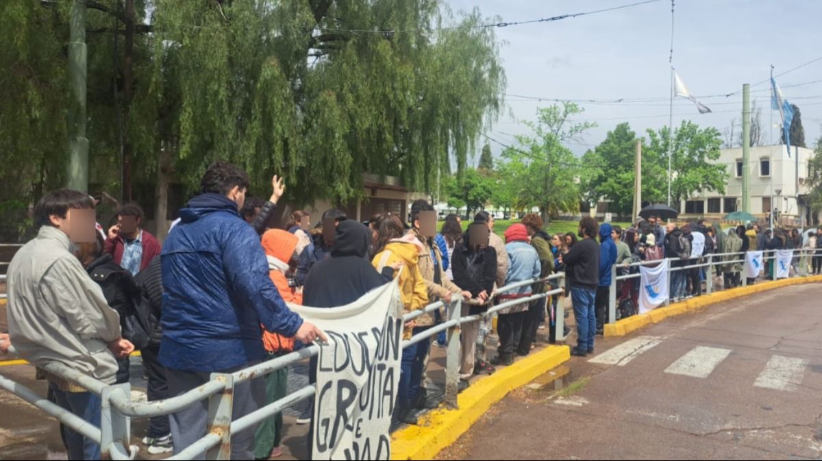 Un grupo de estudiantes se reunió cerca del mediodía en la rotonda de ingreso a la UNCuyo.