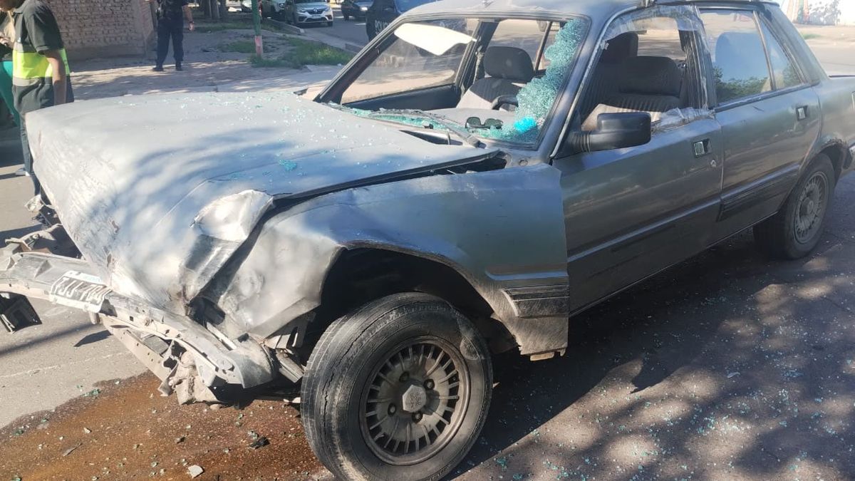 El conductor del Peugeot 505 habría provocado el accidente ocurrido a pocas cuadras de la Rotonda del Avión, en Guaymallén. El conductor del Peugeot 505 habría provocado el accidente ocurrido a pocas cuadras de la Rotonda del Avión, en Guaymallén.