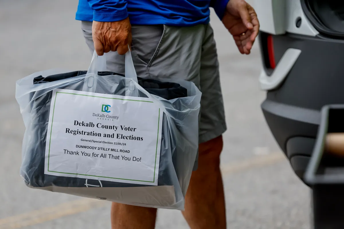 Funcionarios de la oficina de Elecciones y Registro de Votantes distribuyen materiales de los sitios de votación a los capitanes de distrito en Decatur en Georgia, Estados Unidos. Crédito: EFE/EPA/Erik S. Lesser. Funcionarios de la oficina de Elecciones y Registro de Votantes distribuyen materiales de los sitios de votación a los capitanes de distrito en Decatur en Georgia, Estados Unidos. Crédito: EFE/EPA/Erik S. Lesser.