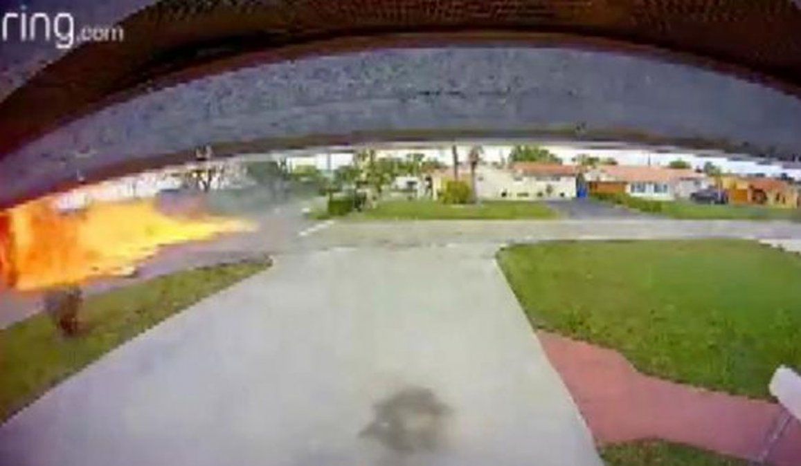 Video impactante: una avioneta se desplomó e impactó contra un auto: murió un niño