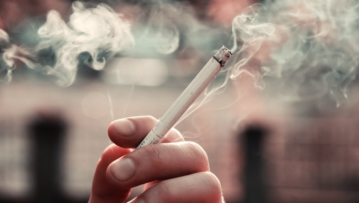 Aprende a eliminar el olor a cigarrillo de la ropa fácilmente
