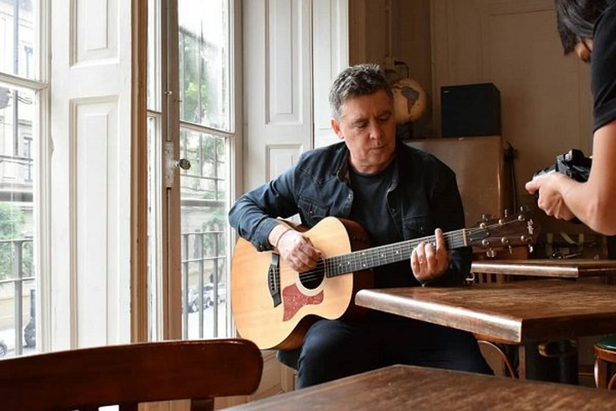 Rodrigo es también músico. En fútbol, era de Chacarita, pero ahora es de River. Foto de FM Signos. Rodrigo es también músico. En fútbol, era de Chacarita, pero ahora es de River. Foto de FM Signos.