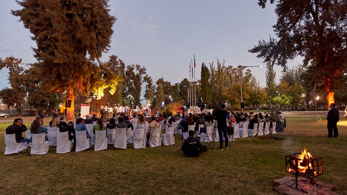 Cientos de personas que llegaron para disfrutar del concierto con talentosos artistas.