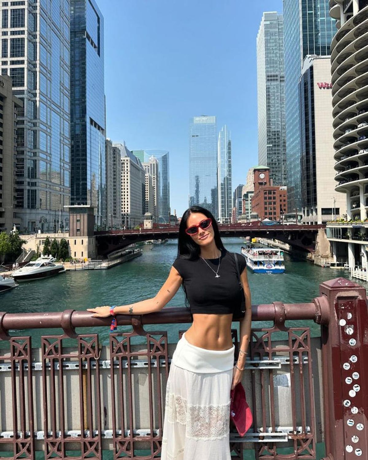 Desde Chicago, Oriana Sabatini se suma a las ultra transparencias en clave off-white, XL y más.