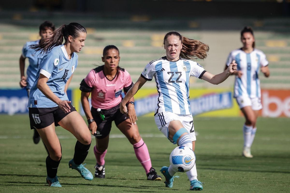 Copa América Femenina 2022: la Selección Argentina goleó a Uruguay, Triplete de Rodríguez y aportes de Banini y Stábile para los de Portanova  en Colombia, Página