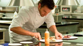 Bradley Cooper se arremanga la camisa para 