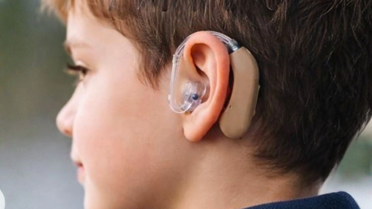 Un niño de 8 años necesita un audífono y su familia lanzó una campaña para comprarlo