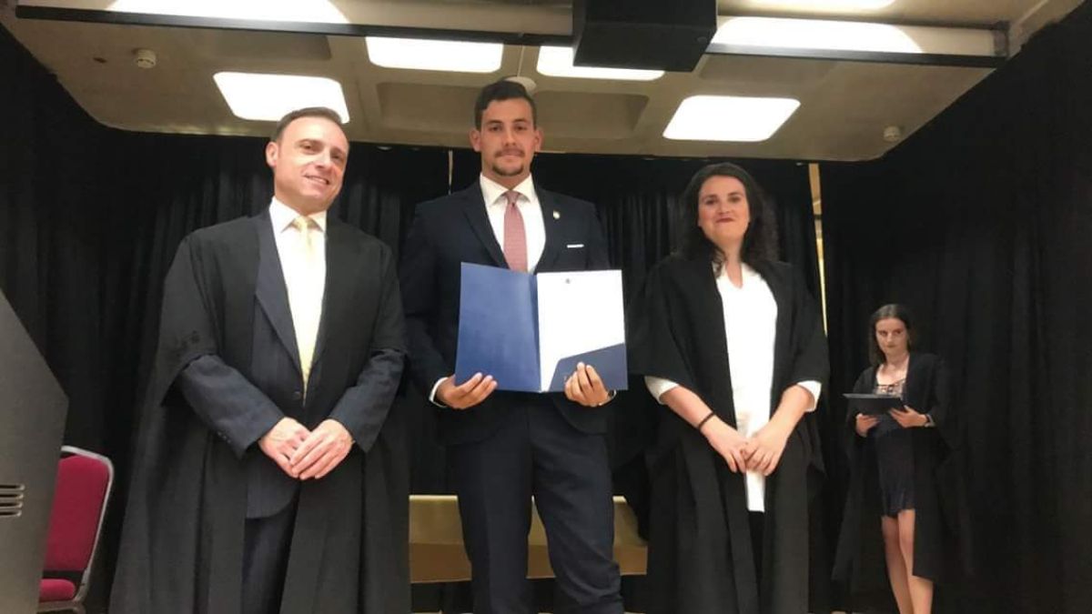 Para poder estudiar -y hasta comer- Esteban comenzó a trabajar a los 9 años e hizo de todo, hasta llegar a graduarse en la universidad y ser un encumbrado profesor.