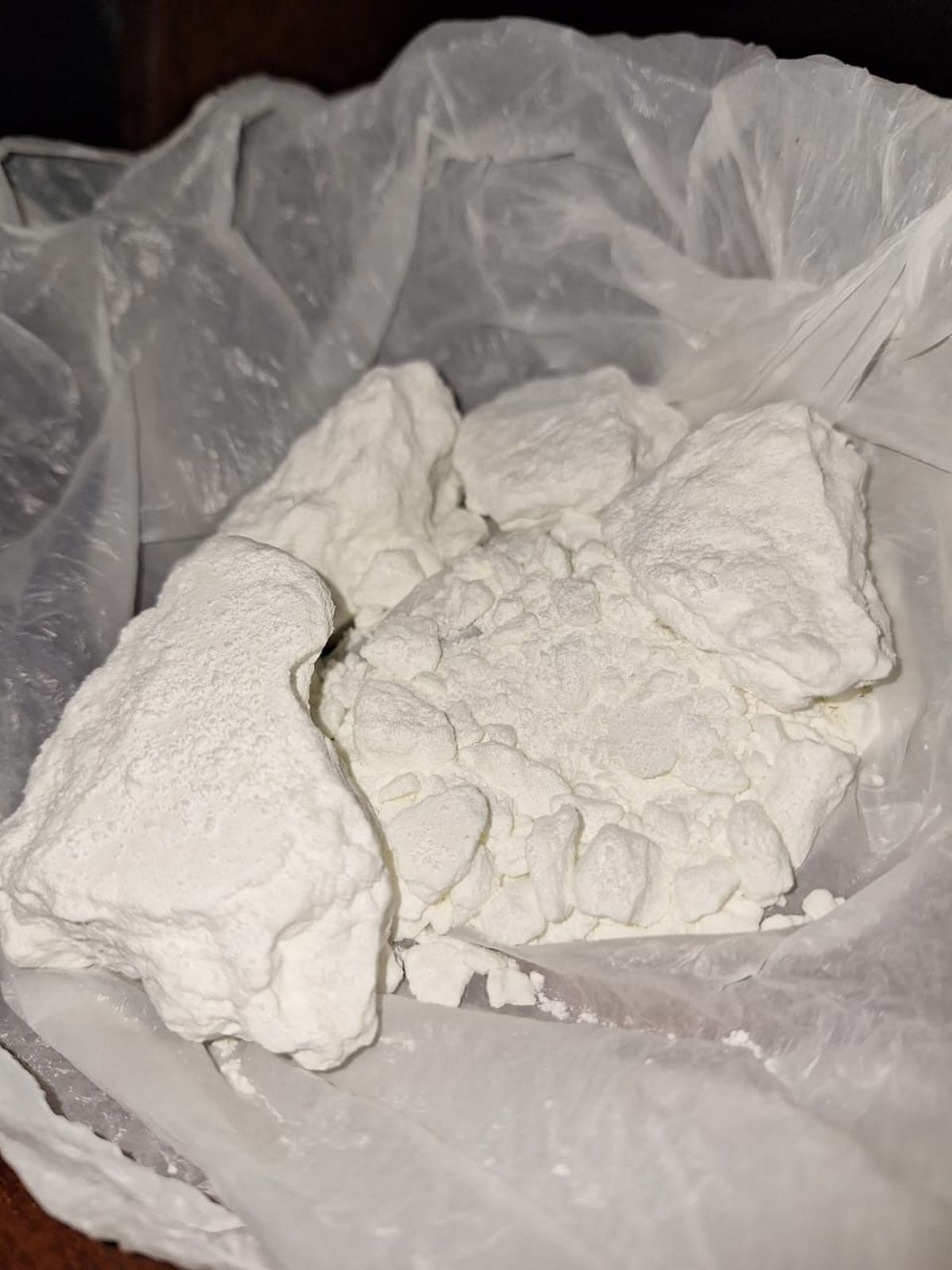 En la mochila que tiró hacia el patio de una casa, el detenido llevaba 100 gramos de cocaína. En la mochila que tiró hacia el patio de una casa, el detenido llevaba 100 gramos de cocaína.