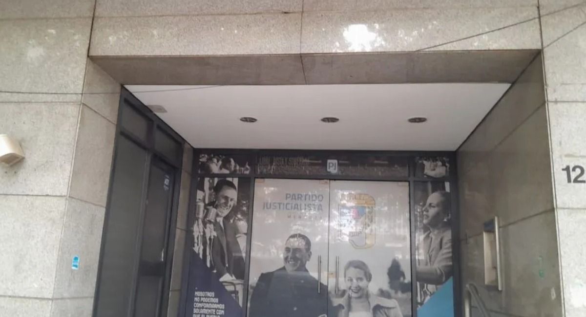 Vacío. Así quedó el frente del edificio que fuera hogar del PJ durante tres años.&nbsp;