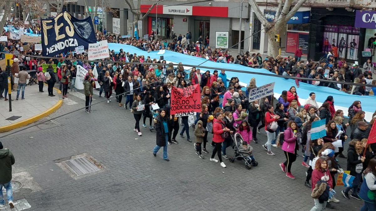 Masiva marcha de 15 cuadras por el centro de la Ciudad de Mendoza en reclamo de trabajadores estatales por mejoras salariales. Foto aérea tomada en San Martín y San Lorenzo.