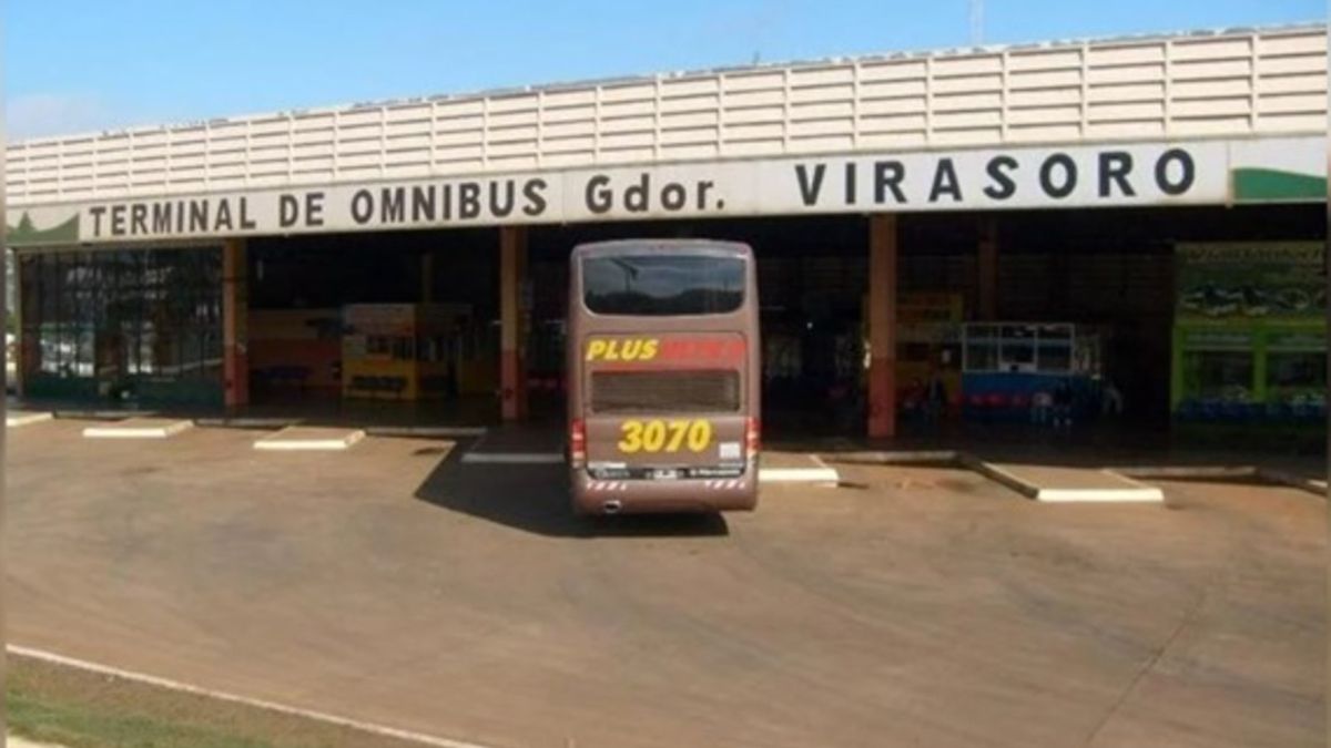 Un micro de larga distancia llegó a la Terminal de Ómnibus con el cadáver de un hombre incrustrado en la carrocería Un micro de larga distancia llegó a la Terminal de Ómnibus con el cadáver de un hombre incrustrado en la carrocería